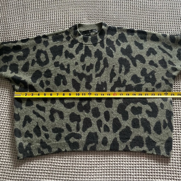 360 Cashmere Marsha Leopard-Print Cashmere Sweater sz XS green black - Picture 10 of 15